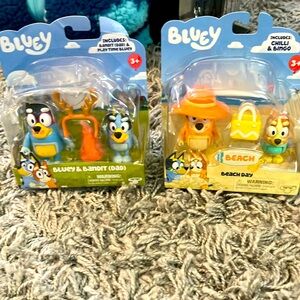 Blue, Bingo, Mom & Dad play toys